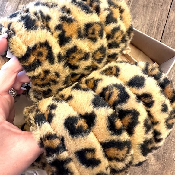 Madewell Women's NEW Quilted Scuff Slippers in Leopard Recycled Faux Fur… - Picture 5 of 7